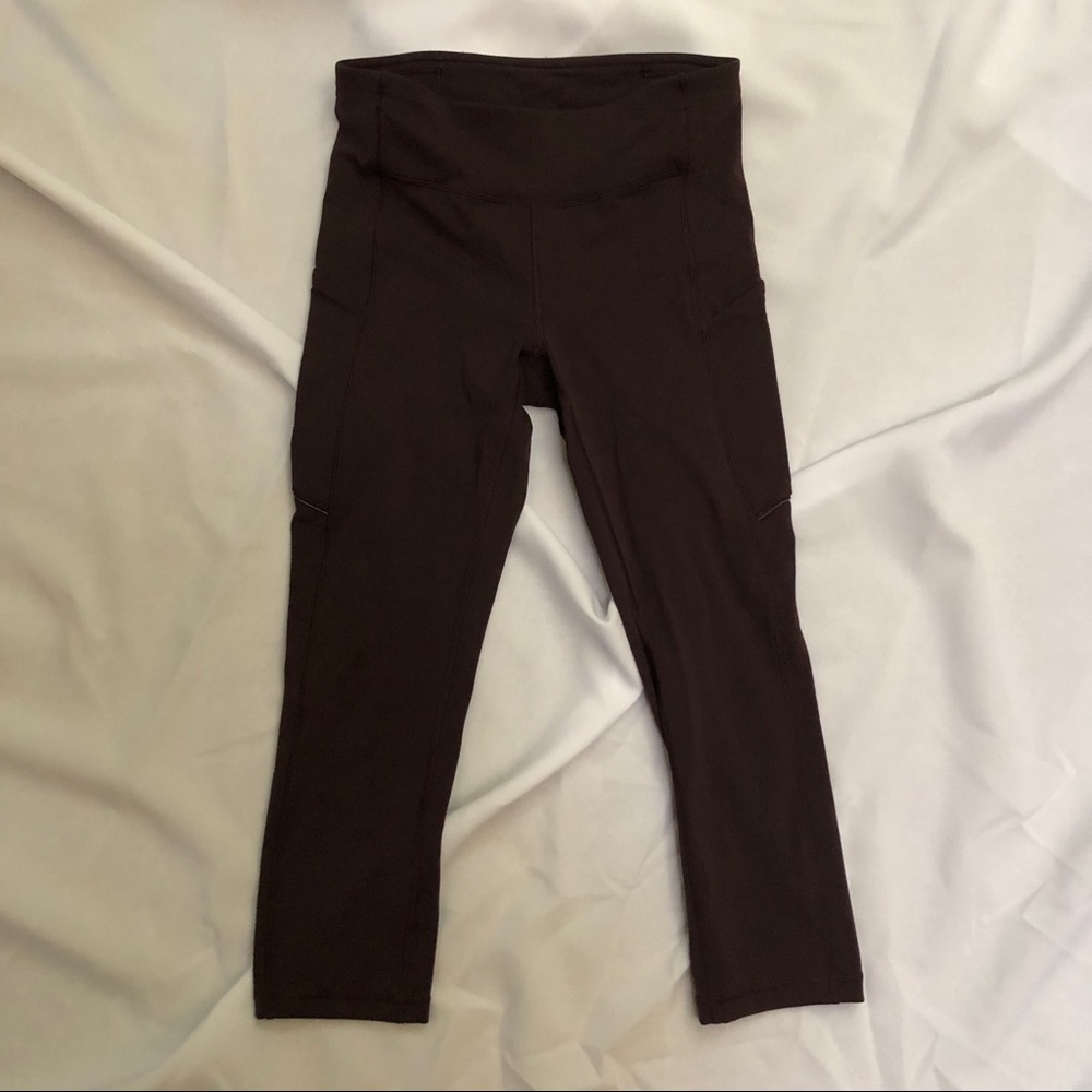 LULULEMON CROP LEGGINGS IN SIZE 6